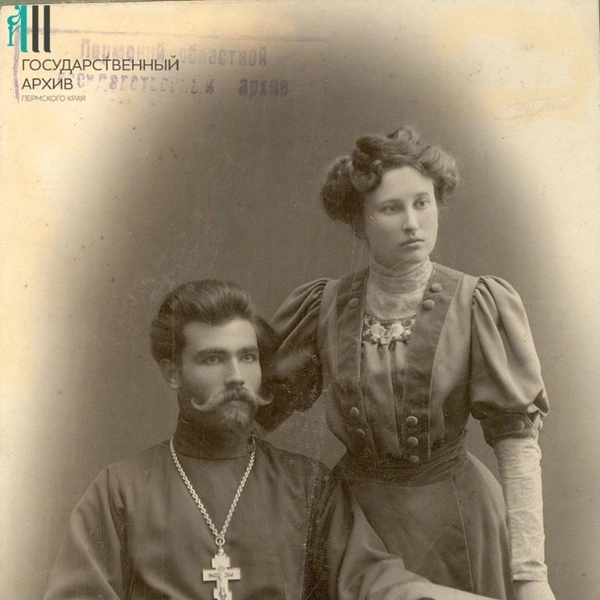 Священник Тихомиров с женой в фотоателье, 1909 год | Источник: Госархив Пермского края