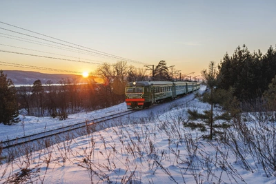 Пригородный поезд столкнулся с легковушкой в Майнском районе