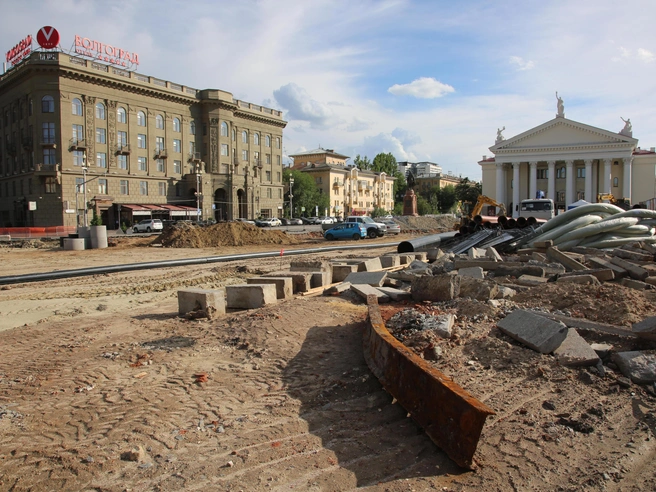 Сотни миллионов рублей осваиваются на площади Павших борцов в Волгограде | Источник: Константин Завриков / V!.RU