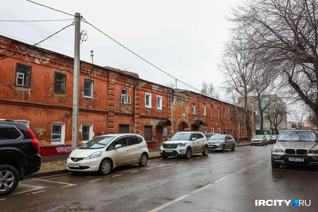 Дом на Ударника, 10, длинный, большой и очень загадочный | Источник: Ксения Филимонова / «ИрСити»