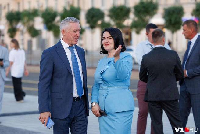 Гости и чиновники стали собираться ещё при свете дня, хотя торжественная церемония была запланирована после захода солнце&nbsp;— так эффектнее смотрелся фейерверк | Источник: Алексей Волхонский / V1.RU