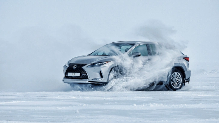 Lexus покоряет Байкал: лед, вода и медные трубы