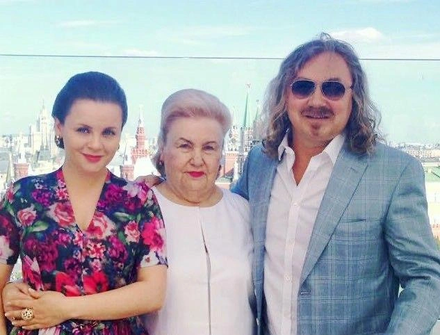 Супруги с мамой Николаева | Источник: uliaveronika / Instagram.com (экстремистская организация, деятельность запрещена на территории РФ)