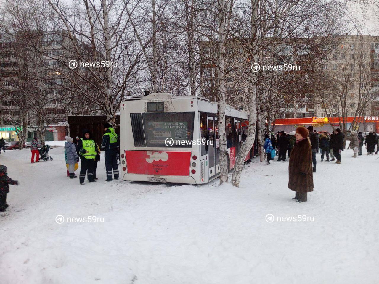 На Мильчакова автобус маршрута 77 въехал в деревья рядом с детской площадкой