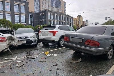 Массовая авария на заезде на Октябрьский мост