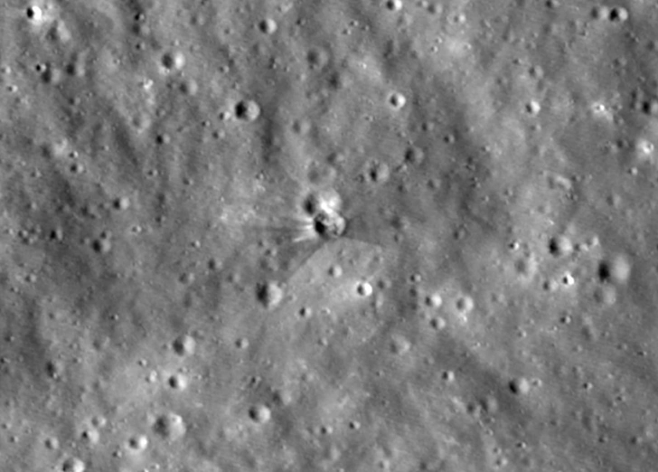 Последствия космического ДТП: аппарат NASA сфотографировал кратер на месте падения на Луну второй ступени ракеты-носителя Falcon 9 | Источник: NASA Goddard/Intuitive Machines