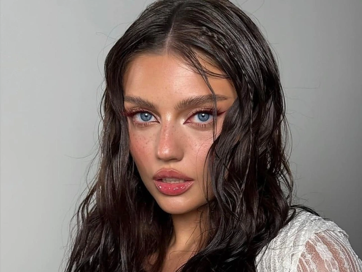 Голографические акценты: блестящий тренд этого лета | marieclaire.ru