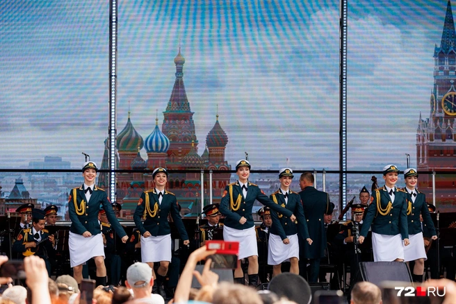 Со сцены звучат «Несокрушимая и легендарная», «Праздничный марш», «Эх, дороги», «Журавли», «Смуглянка», «День Победы», «Прощание славянки» и другие | Источник: Ирина Шарова/ 72.RU
