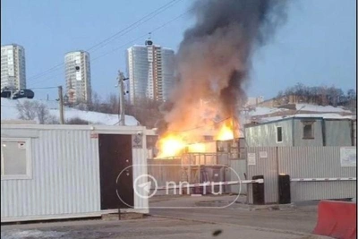 Возгорание бытовки на стройке под канатной дорогой в Нижнем Новгороде
