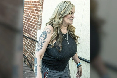 Сторми Дэниэлс выглядит неузнаваемо в редком выходе