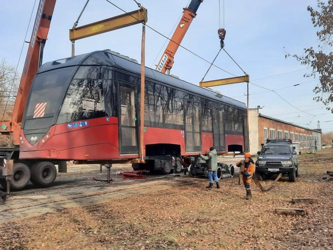 Разгрузка кузова четвёртого трамвайного вагона в Новосибирске | Источник: Мэрия Новосибирска / Телеграм