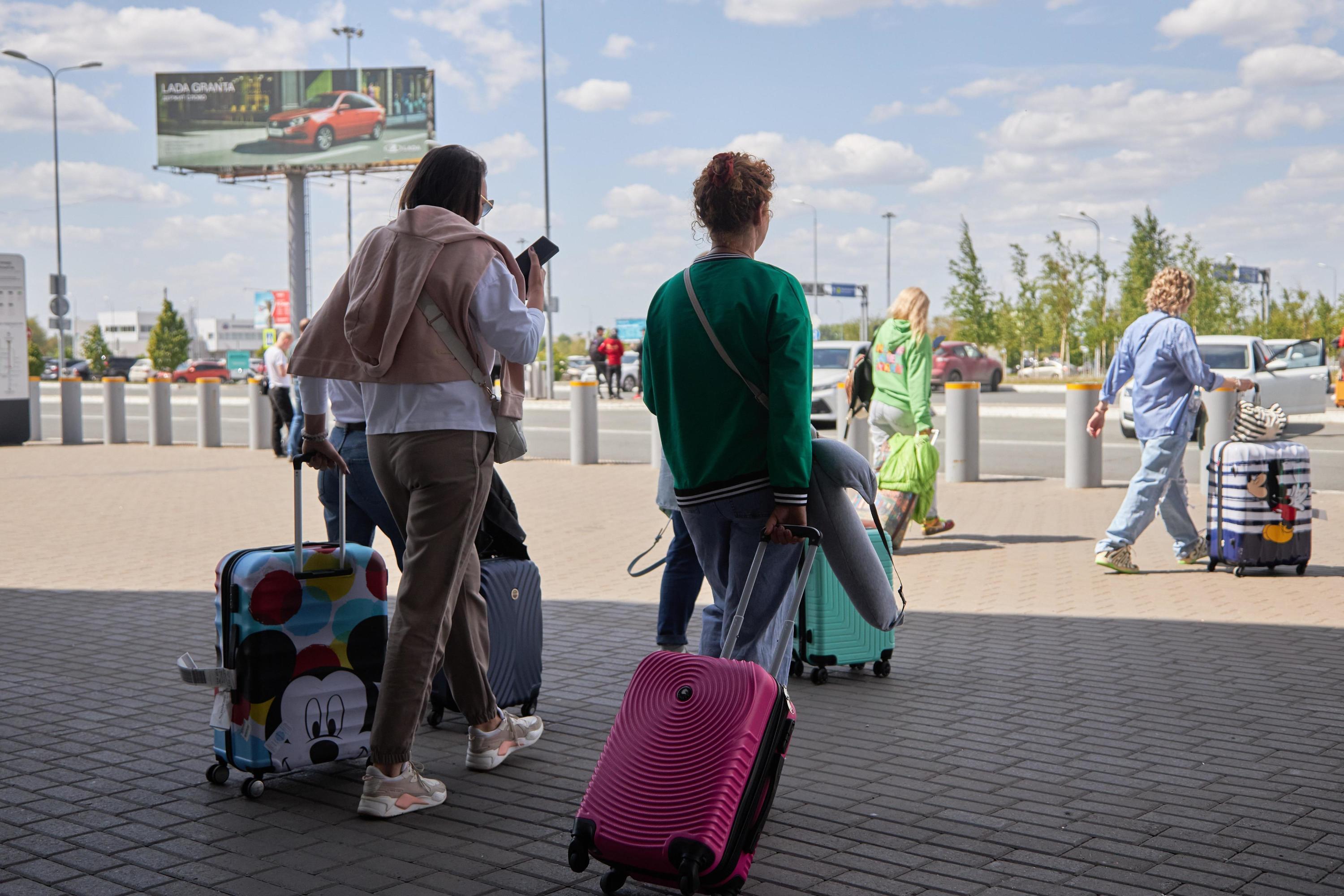 Россияне стоят перед выбором ехать ли в отпуск за границу после введенных  санкций или оставаться дома - 21 июня 2024 - 29.ру