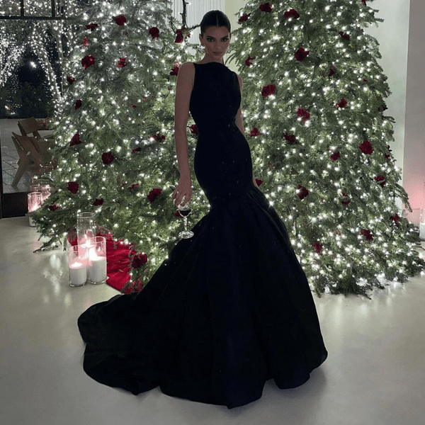 Бал на дому: Кендалл Дженнер празднует Рождество в невероятном черном платье