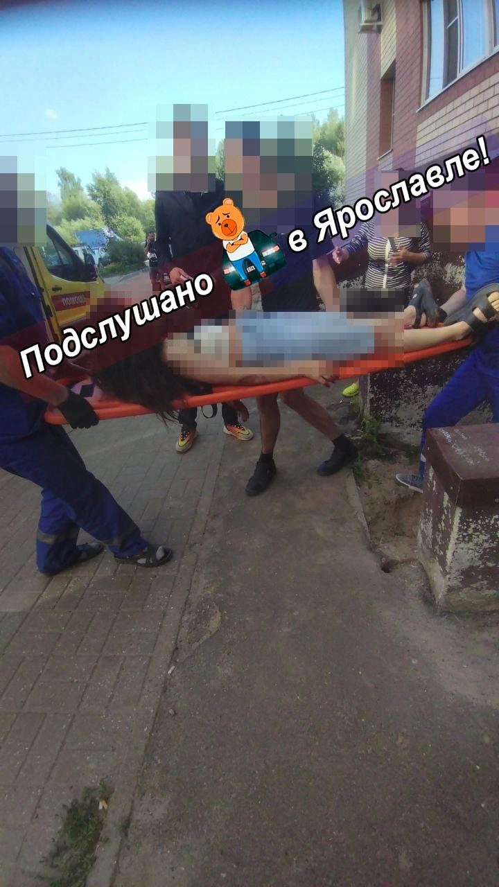 Пострадавшую с места ЧП забрали врачи  | Источник: Подслушано в Ярославле / vk.com