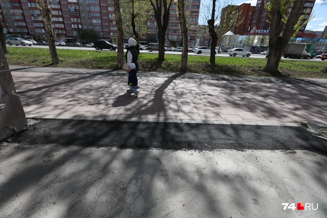 А в остальных местах восстанавливали асфальт абы как | Источник: Наталья Лапцевич