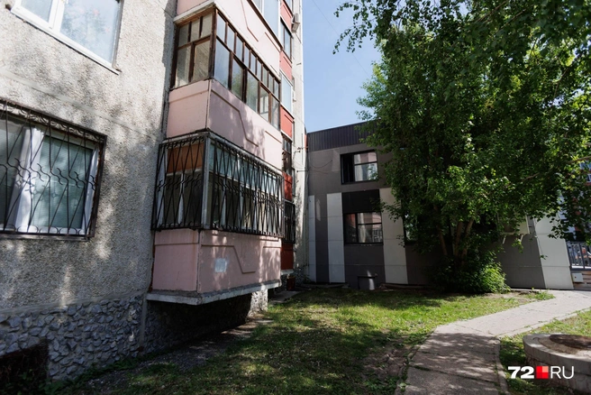 Двухэтажное здание и панельный жилой дом стоят практически вплотную друг к другу  | Источник: Ирина Шарова / 72.RU