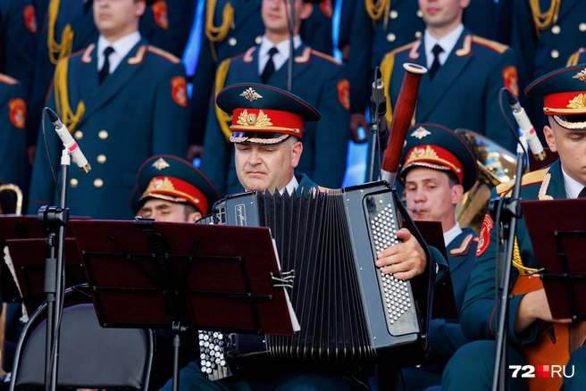 В составе ансамбля имени Александрова есть и наши земляки. Их объявили со сцены | Источник: Ирина Шарова/ 72.RU