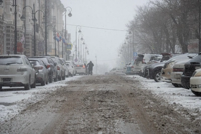Снежные заторы и сложные подъемы парализуют Владивосток