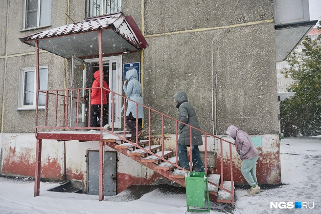 Жители каждый день ходят в ЖЭУ | Источник: Александр Ощепков / NGS.RU