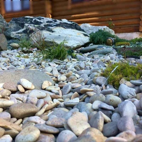 В водных композициях и их имитации лучше смотрятся гладкие камни | Источник: Ирина Межецкая