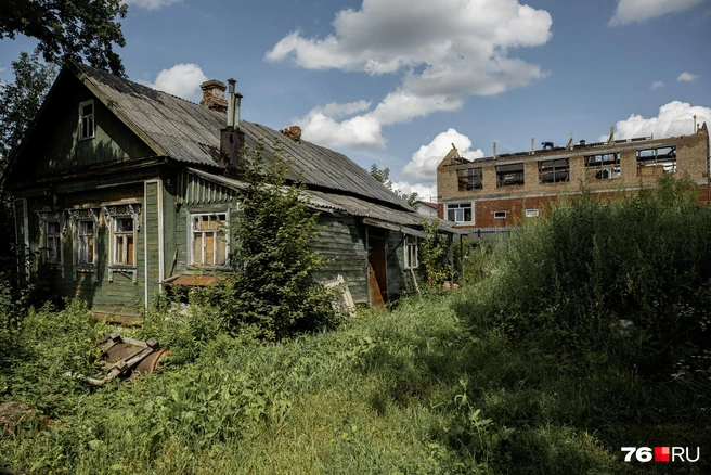 Позади старой избы строится новый дом | Источник: Александр Куренной / 76.RU