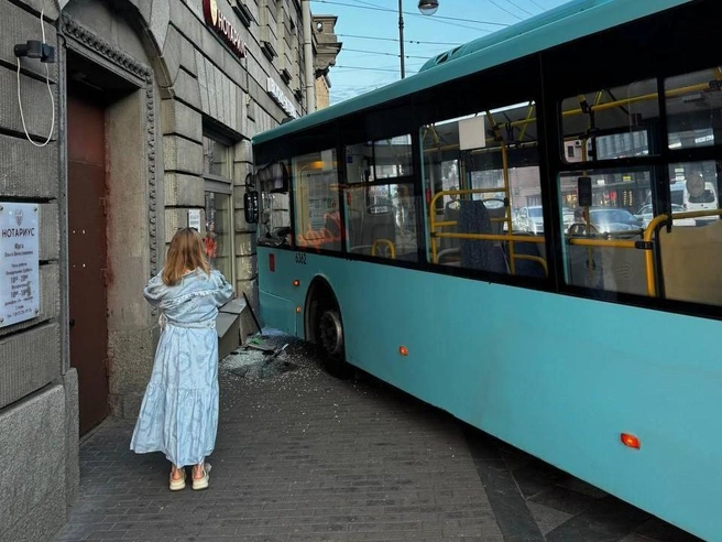 Автобус №191 протаранил дом возле «Петроградской» | Источник: читатель «Фонтанки»