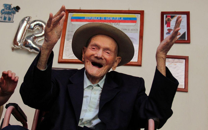 Работа, отдых и стакан бренди каждый день: умер старейший мужчина в мире, ему было 114