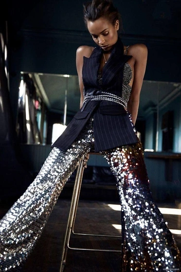 Наденьте брюки из пайеток с костюмным строгим жилетом на голое тело — как вам идея? | Источник: ru.pinterest.com