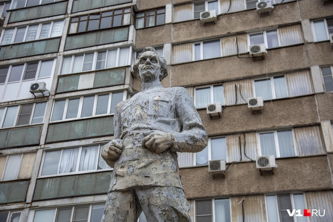 Памятник Валериану Куйбышеву давно облез и выглядит как жертва серьезного кожного заболевания | Источник: Константин Завриков / V1.RU