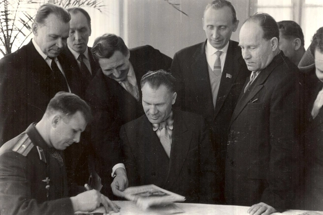 Автограф Гагарина хотели получить все. Апрель 1961 года, Куйбышев. Снимок сделал фотограф «Волжской коммуны» А. Тихомиров | Источник: фотофонды Самарского областного госархива социально-политической истории и Центрального областного госархива