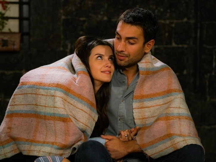 Первые серии проекта были настолько жестокими, что зрители попросили Комитет по цензуре снять его с показа. | Источник: Кадр из сериала «Истерзанная» («Ты расскажи, Карадениз»)