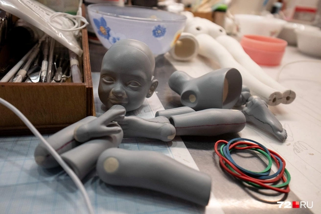 Это так называемые болванки, с помощью которых делаются оттиски для создания частей новых и новых кукол | Источник: Илья Чикотин / 72.RU