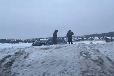 Renault Duster перелетел через сугроб у Чусовского моста