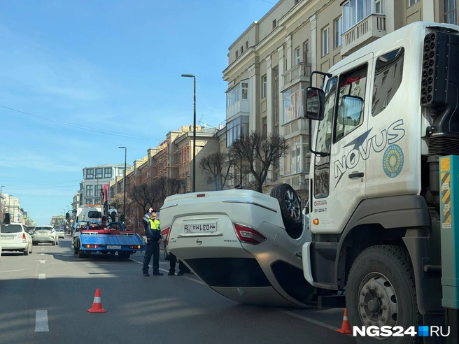 Позже машину забрал эвакуатор | Источник: Кадрия Катцина / NGS24.RU