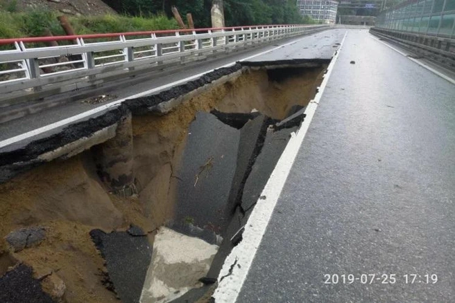 В 2019 году провалилась объездная дорога, построенная к Олимпиаде (Архив) | Источник: пресс-служба Упрдор «Черноморье»