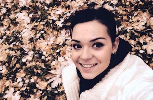 Снег на желтых листьях привел Аделину Сотникову в восторг