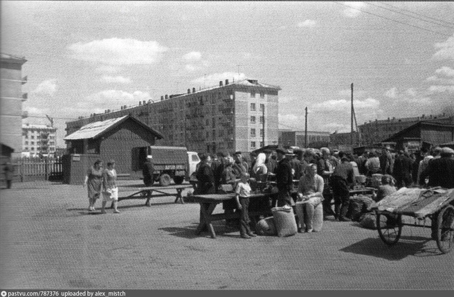 Бойкая торговля на Ленинском рынке в начале 1970-х | Источник: Pastvu.com