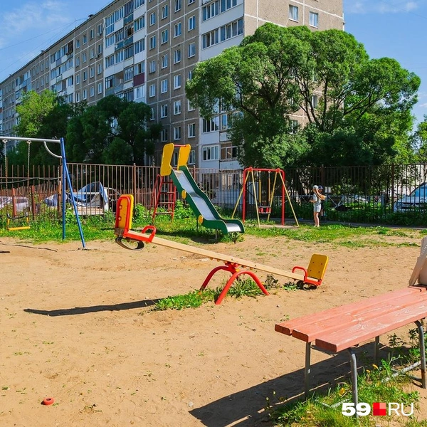 В доме живет много молодых семей — для их детей обустроили площадку | Источник: Тимофей Калмаков / 59.RU