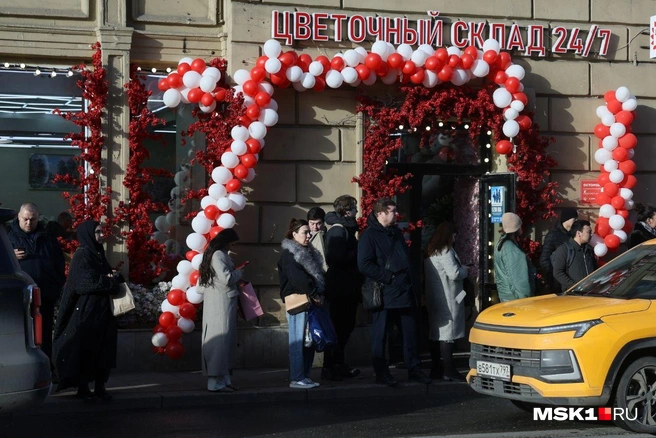 В магазинах — не протолкнуться. Что происходит в цветочных в центре Москвы перед 8 Марта: фоторепортаж | Источник: Артем Устюжанин / MSK1.RU