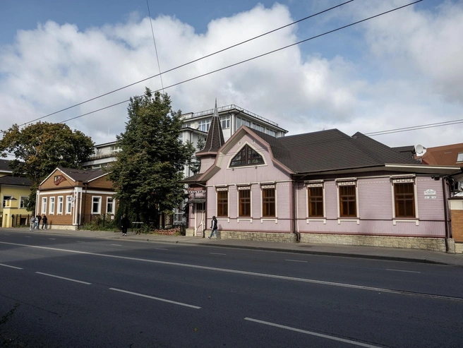В деревянном доме № 28 работает ресторан «Пенаты», в его двор не пройти — слишком плотная застройка и заборы вокруг | Источник: Александр Куренной / 76.RU