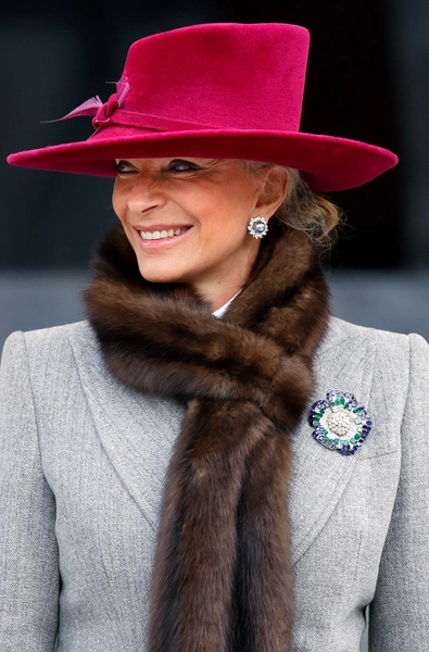 Принцесса Майкл Кентская в броши Cartier, которую ее супруг унаследовал от своей матери, принцессы Марины Кентской. Лондон, 2005 год