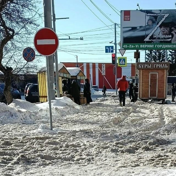 Не убран снег и на тротуаре на улице Некрасова рядом с проспектом Машиностроителей | Источник: Инцидент | Курган / vk.com