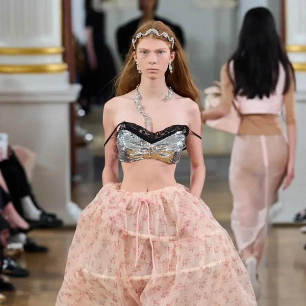 Simone Rocha, весна-лето 2026: как носить кривой кринолин и сумку-подушку — и никогда не взрослеть | marieclaire.kz