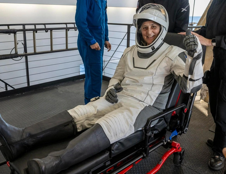 Астронавт NASA Сунита Уильямс на специальной каталке после возвращения с МКС, где она провела более девяти месяцев, март 2025 года | Источник: NASA/Keegan Barber