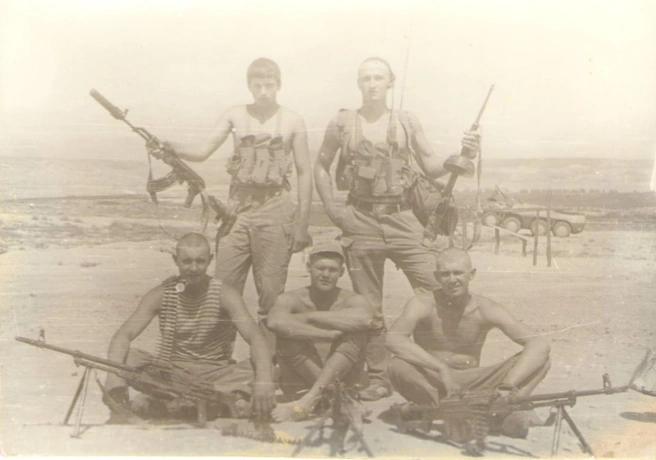 Виктор Шлыков (крайний справа в первом ряду) с товарищами по службе | Источник: архив Виктора Шлыкова