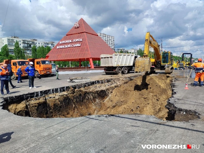 В длину котлован, который вырыли рабочие,&nbsp;— больше десяти метров. В глубину&nbsp;— около пяти | Источник: Дмитрий Волгин / Voronezh1.ru