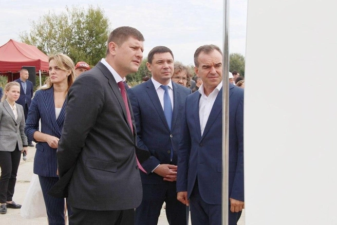 Андрей Алексеенко, Евгений Первышов и Вениамин Кондратьев смотрят на проект школы-интерната | Источник: пресс-служба администрации Краснодара