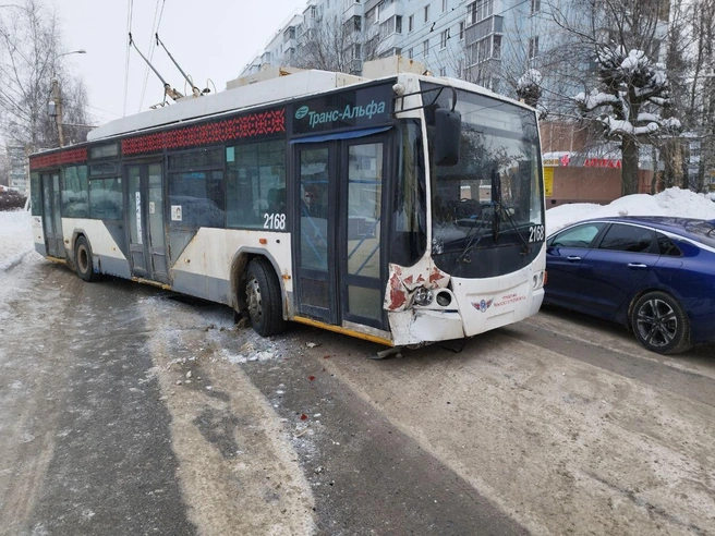Троллейбус маршрута № 16 попал в аварию | Источник: читатель YA62.RU