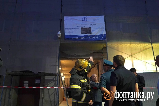 Экстренные службы и чиновники у дома на Сытнинской сразу после обрушения перекрытия | Источник: Павел Даиси / «Фонтанка.ру»