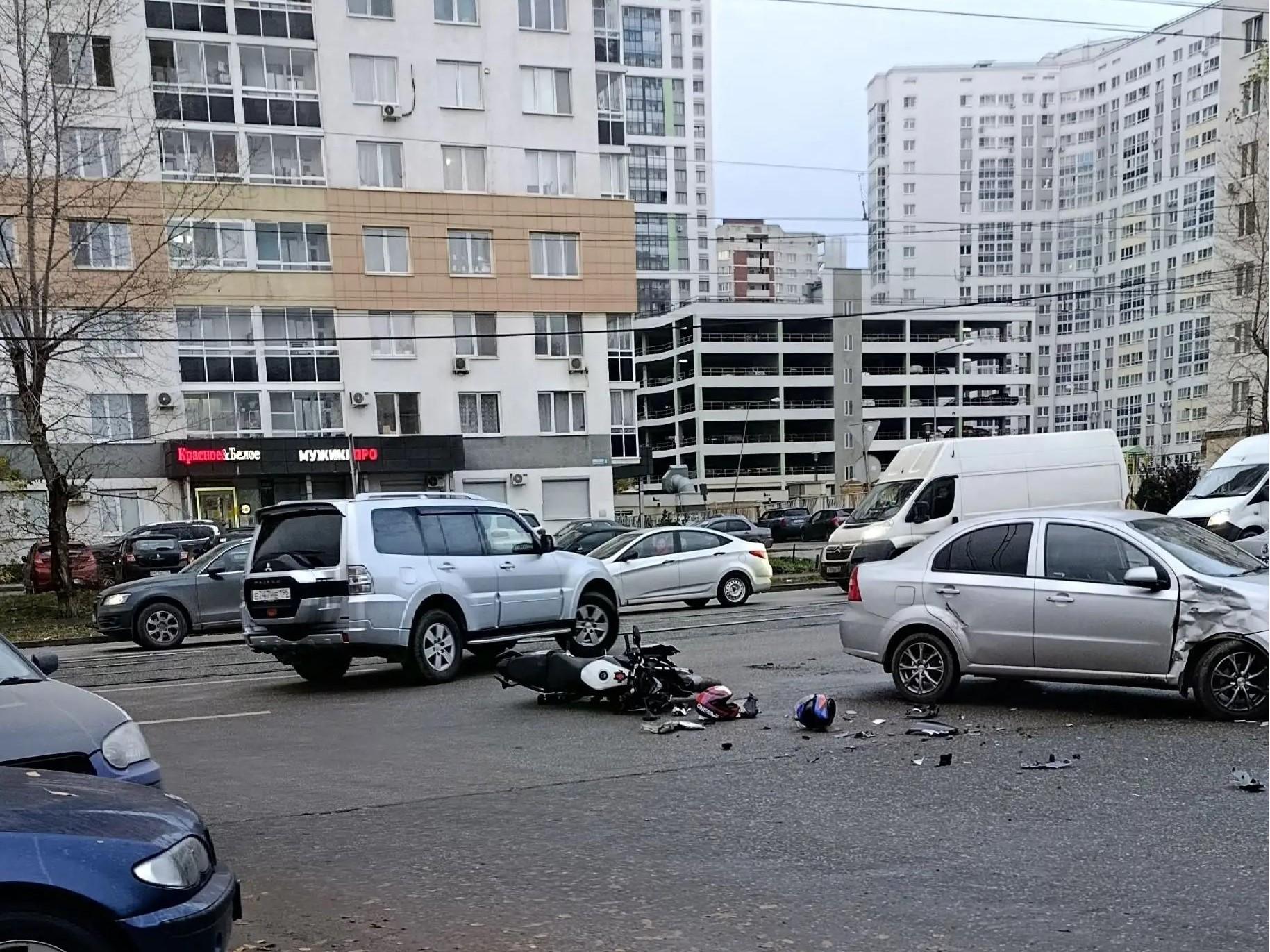 В Екатеринбурге внедорожник снес мотоцикл. Пассажирку увезли на скорой